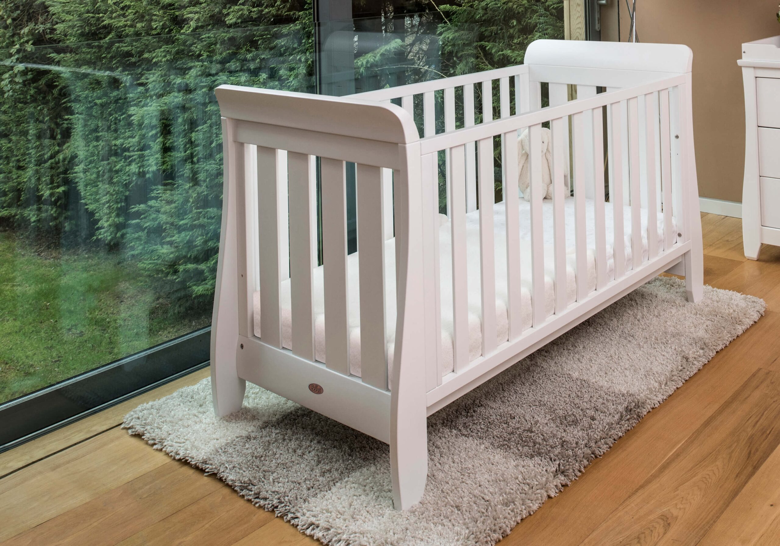 product_lifestyle_images_3000_x_2100_b-slucb_ba_b-sl3dc_wh_sleigh_urbane_2_piece_room_set_low_position__barley_forweb__2x_1_1-scaled-1.jpg