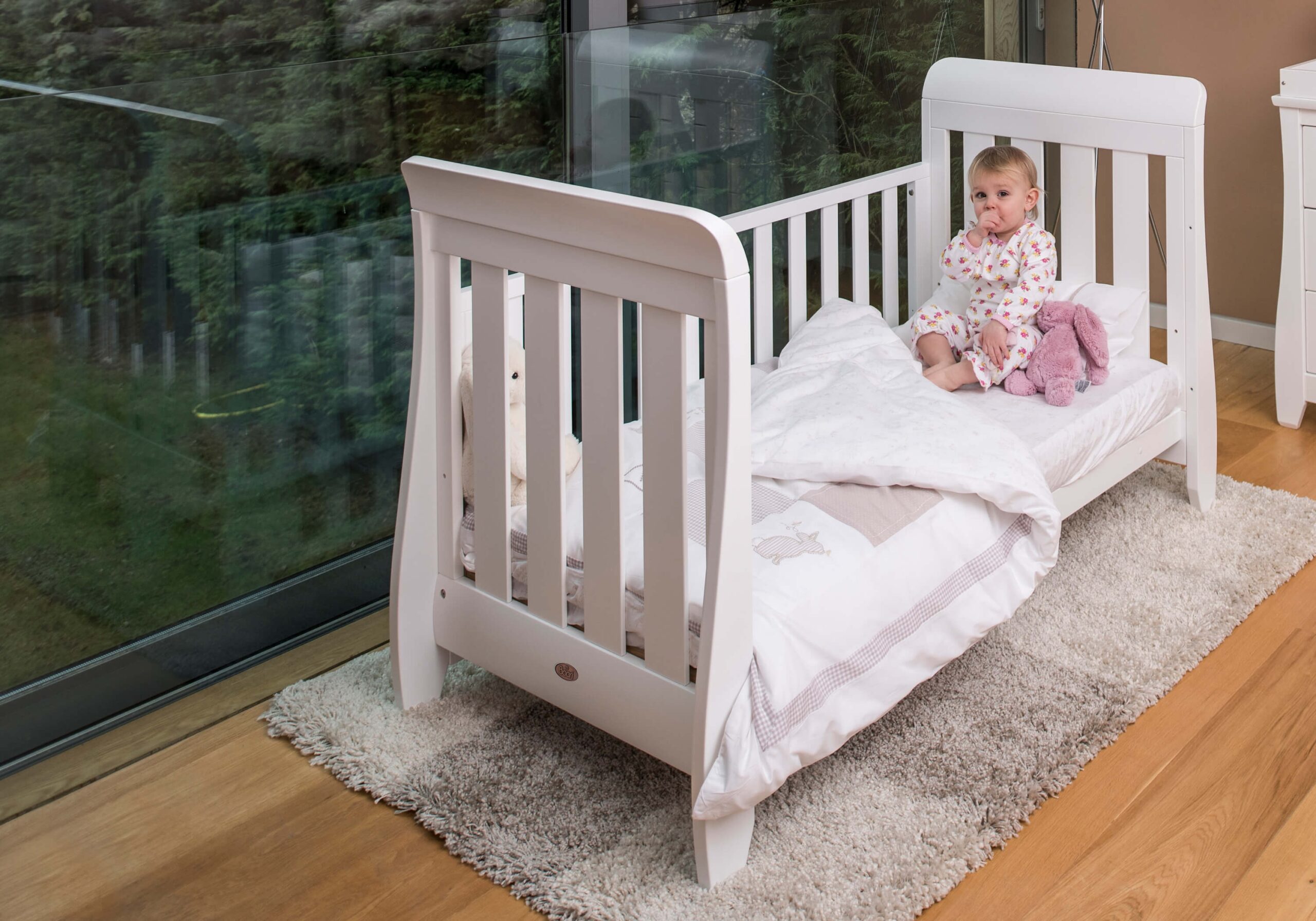 product_lifestyle_images_3000_x_2100_b-slucb_ba_b-sl3dc_wh_sleigh_urbane_2_piece_room_set_toddler_bed_mode__barley_forweb__2x-scaled-1.jpg
